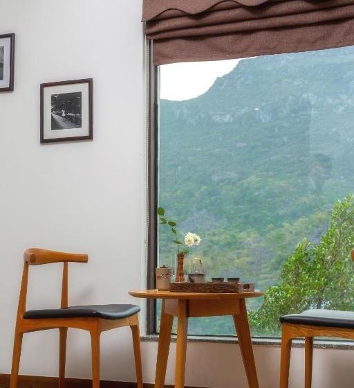 Standard Room King Size Bed, Serene Vale Inn Guilin Free One Way Pick Up Service To High Speed Railway Station For 2 Nights