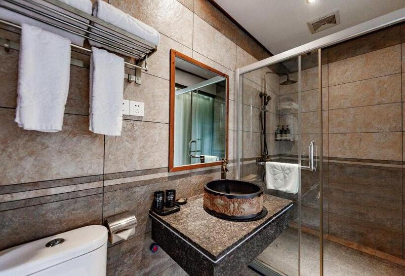 Standard Room King Size Bed, Serene Vale Inn Guilin Free One Way Pick Up Service To High Speed Railway Station For 2 Nights