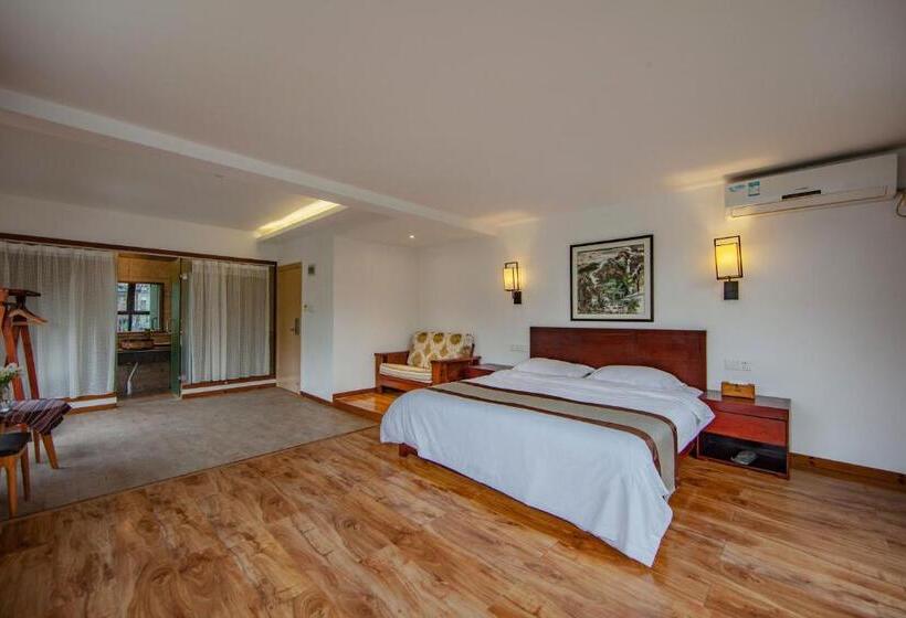 Standard Room King Size Bed, Serene Vale Inn Guilin Free One Way Pick Up Service To High Speed Railway Station For 2 Nights