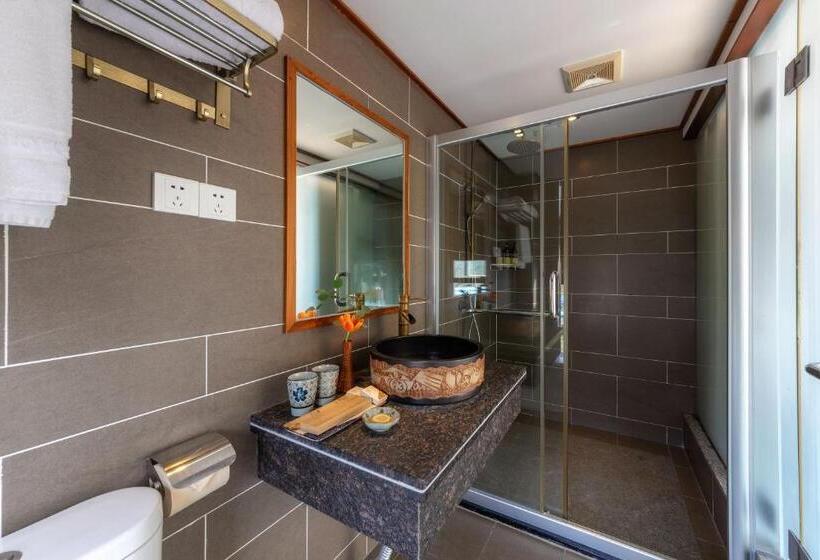 Family Room, Serene Vale Inn Guilin Free One Way Pick Up Service To High Speed Railway Station For 2 Nights