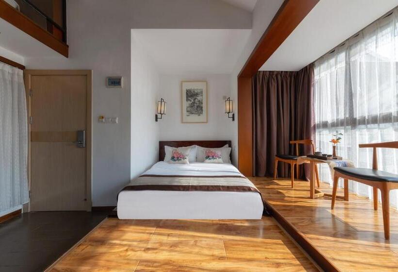 Family Room, Serene Vale Inn Guilin Free One Way Pick Up Service To High Speed Railway Station For 2 Nights