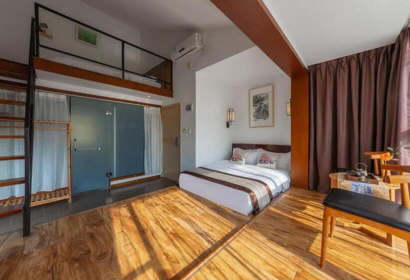 Family Room, Serene Vale Inn Guilin Free One Way Pick Up Service To High Speed Railway Station For 2 Nights