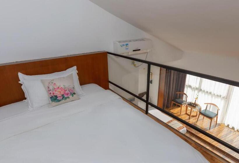 Family Room, Serene Vale Inn Guilin Free One Way Pick Up Service To High Speed Railway Station For 2 Nights