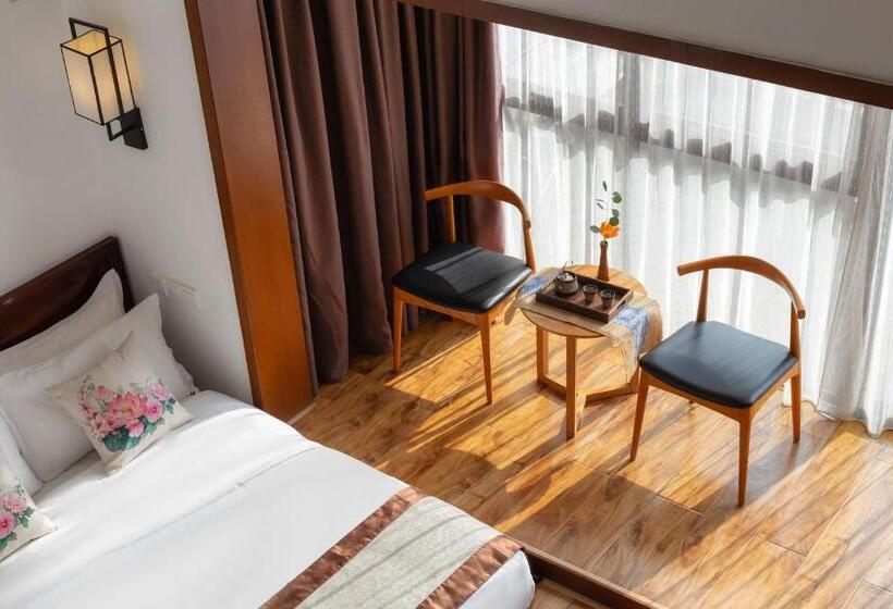 Family Room, Serene Vale Inn Guilin Free One Way Pick Up Service To High Speed Railway Station For 2 Nights