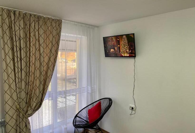 اتاق اکونومی, Weekend House