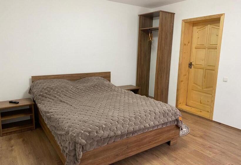 اتاق اکونومی, Weekend House