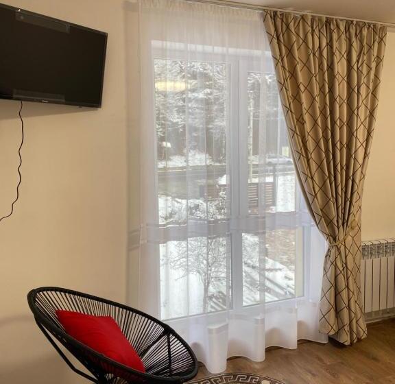 اتاق اکونومی, Weekend House