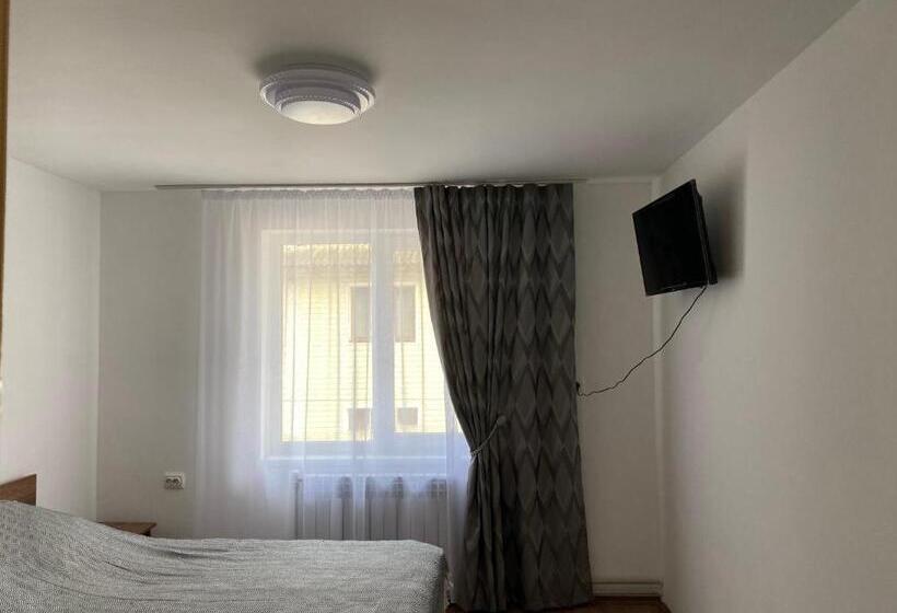 اتاق اکونومی, Weekend House