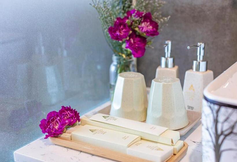 اتاق استاندارد, Trần Long Cù Hin