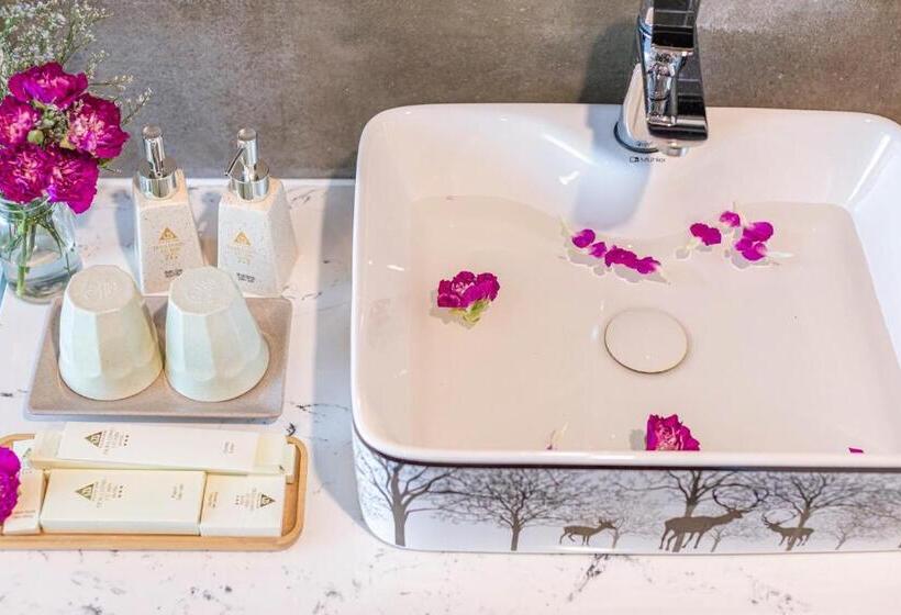 اتاق سوپریور, Trần Long Cù Hin