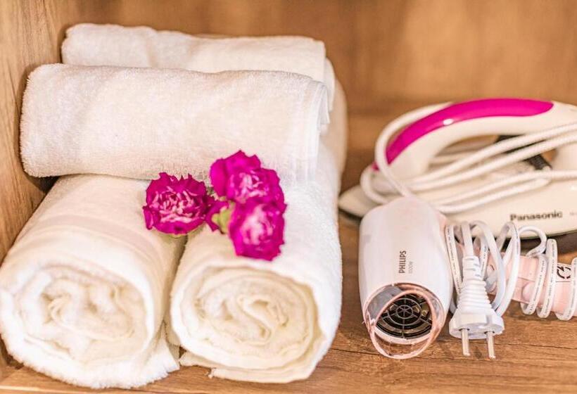 اتاق سوپریور, Trần Long Cù Hin