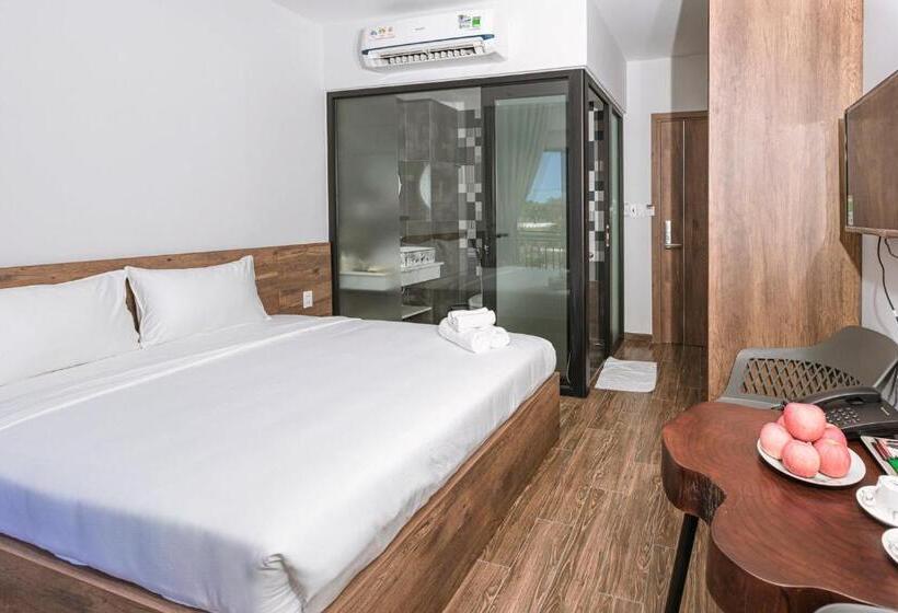 اتاق سوپریور, Trần Long Cù Hin