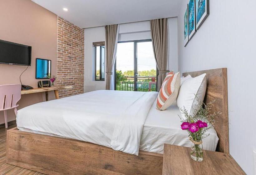 اتاق سوپریور, Trần Long Cù Hin