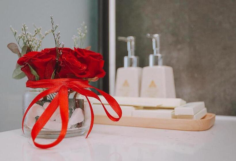 اتاق لوکس, Trần Long Cù Hin