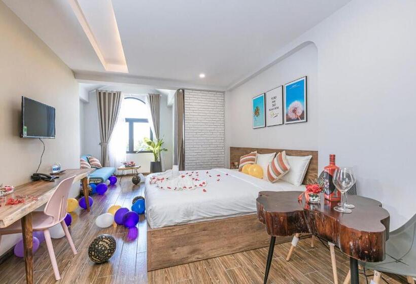 استودیو استاندارد با بالکن, Trần Long Cù Hin