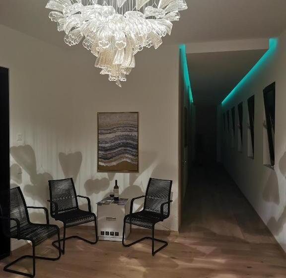 اتاق لوکس, California