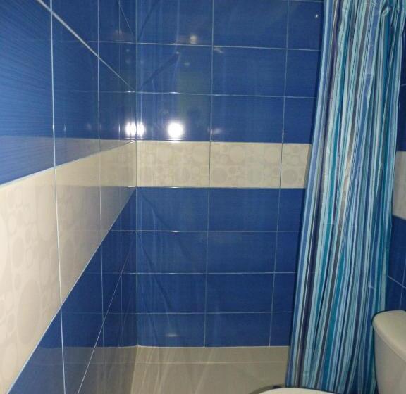 חדר משפחתי, Humberto Guest House