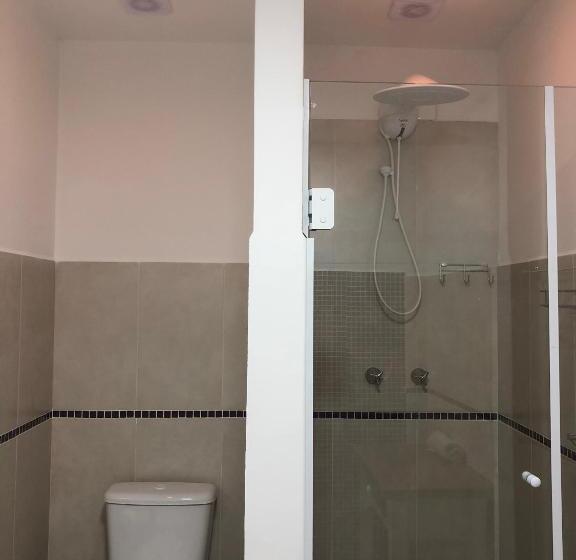 جناح عائلي, Fish Inn