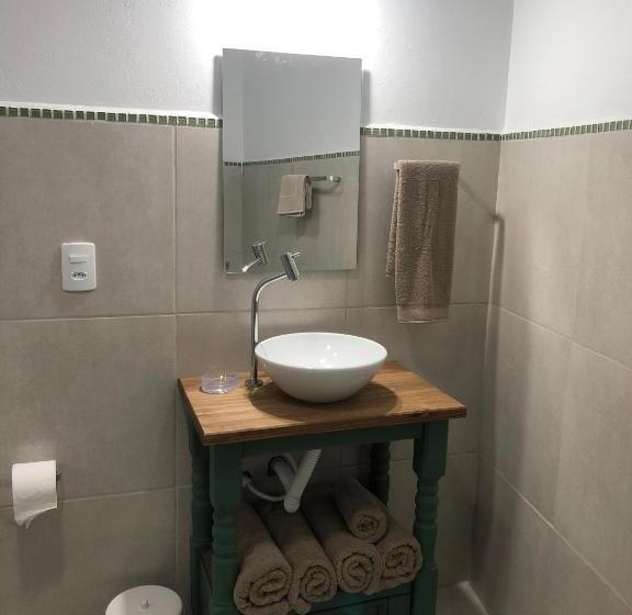 غرفة قياسية ثلاثية, Fish Inn