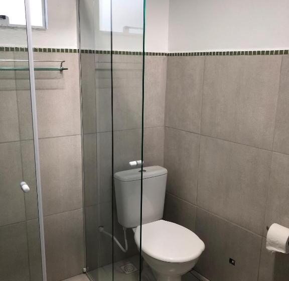 غرفة قياسية ثلاثية, Fish Inn