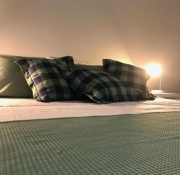 غرفة قياسية ثلاثية, Fish Inn