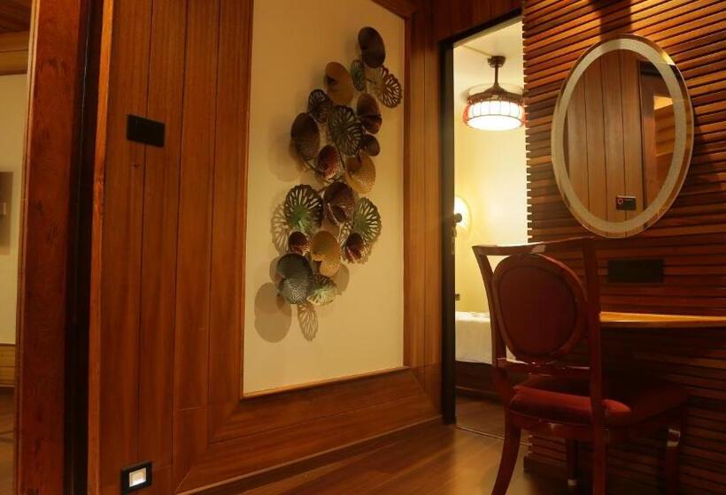 家庭套房, Sandyy Wavess