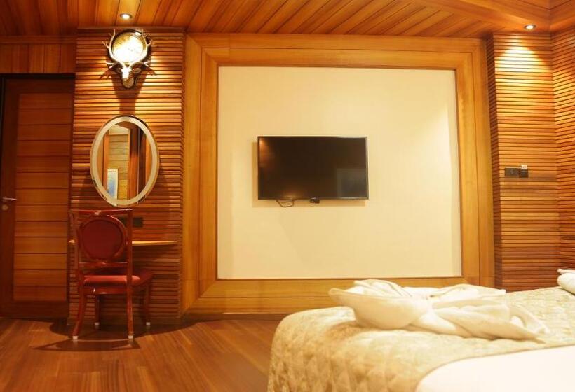 家庭套房, Sandyy Wavess