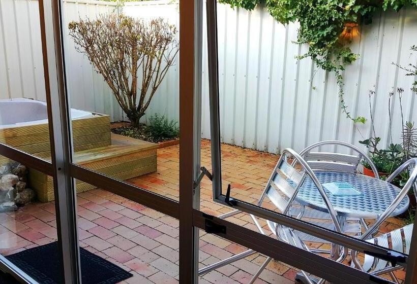 جناح غرفتين نوم, Aurora City Suites Motel