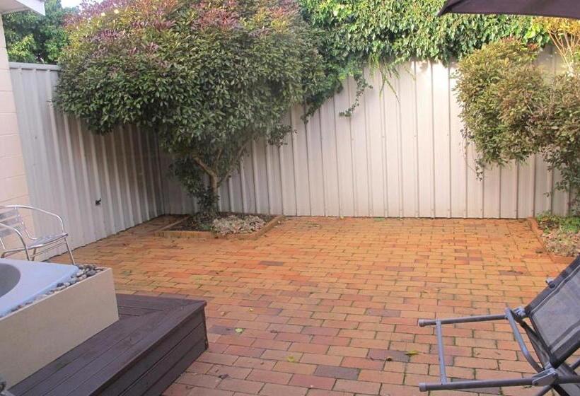 جناح غرفتين نوم, Aurora City Suites Motel