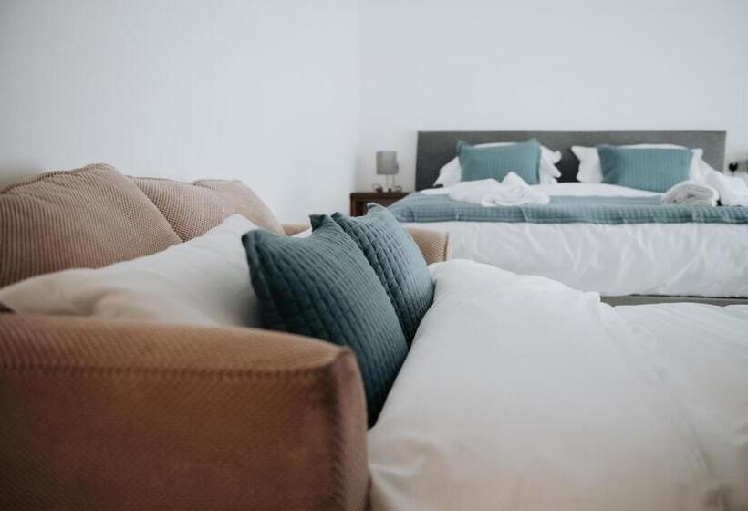 디럭스 패밀리 룸, The Fox And Hounds