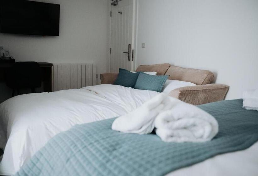 디럭스 패밀리 룸, The Fox And Hounds