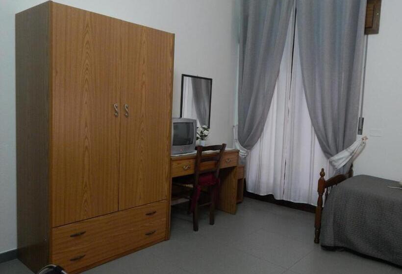 חדר בסיסי לשלושה, Il Platano