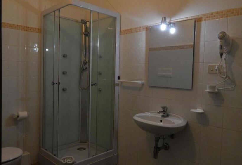 חדר בסיסי לשלושה, Il Platano