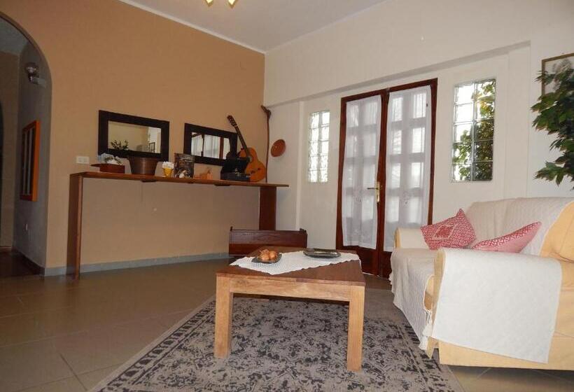 חדר בסיסי לשלושה, Il Platano