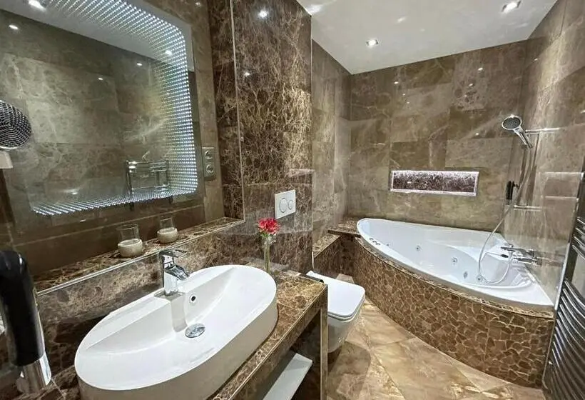 Deluxe Kolmen Hengen Huone, Spa Hotel Podlesí   Walldorf A Pohádková Vesnička