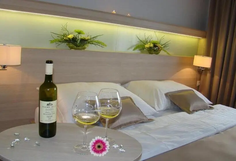 Deluxe Neljän Hengen Huone, Spa Hotel Podlesí   Walldorf A Pohádková Vesnička