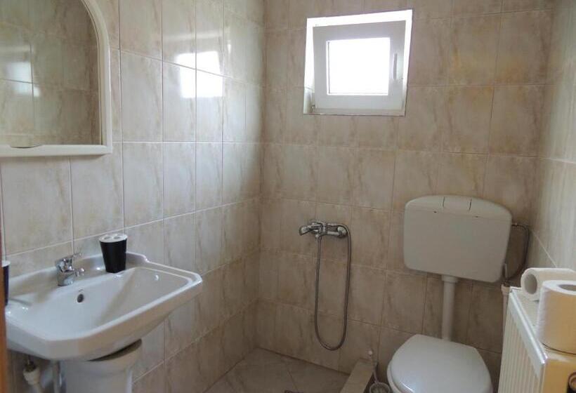 غرفة قياسية ثلاثية, Vila Giulia