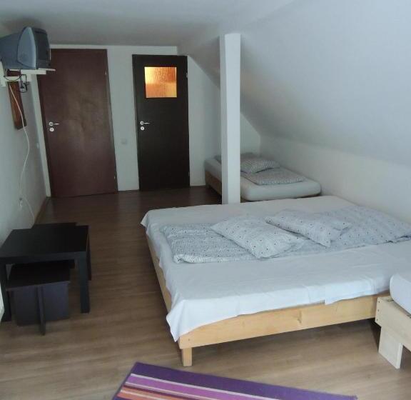 غرفة قياسية رباعية, Vila Giulia