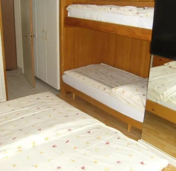 ルームシェアのワンベッド, Vista Resort Hostel