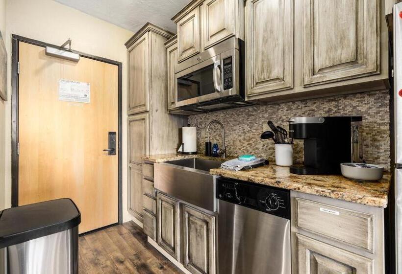 Студио Стандарт с Видом, King Suite   4 Guest   Hot Tub   Pool   Free Shuttle   Cedar Breaks Lodge