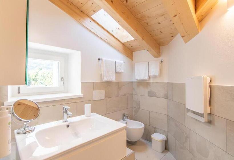 غرفة قياسية مطلّة علي البحيرة, R&b Al Lago