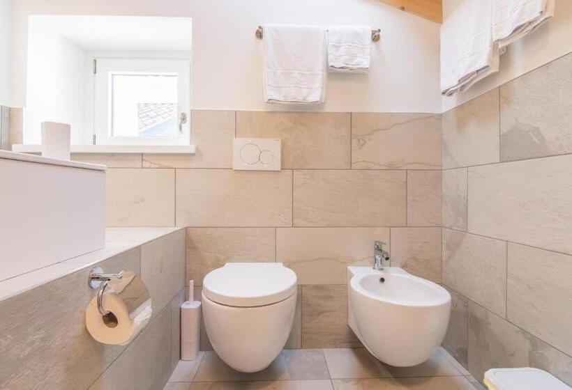 غرفة قياسية مطلّة علي البحيرة, R&b Al Lago