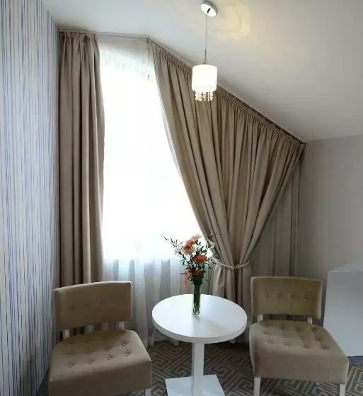 اتاق استاندارد سه نفره, Aleksandria