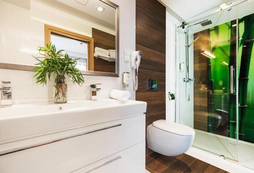 اتاق لوکس, Amazonka Conference And Spa