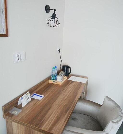 اتاق لوکس, Awis