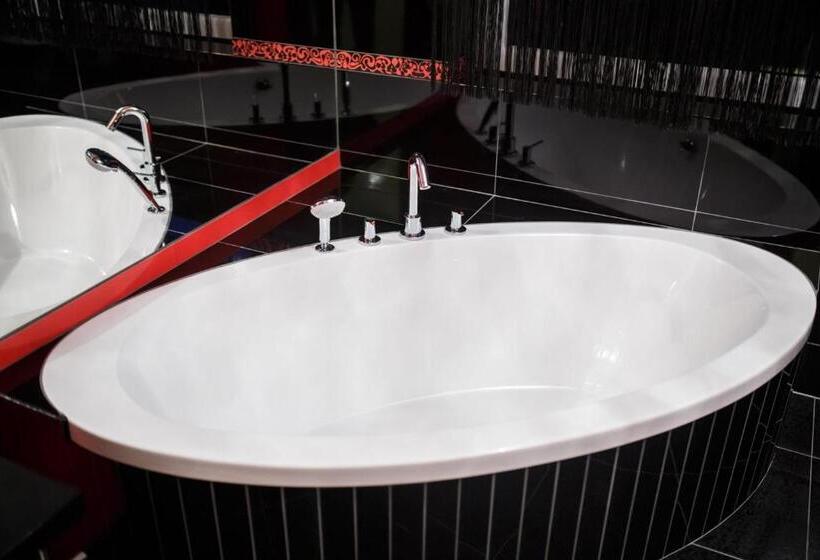 اتاق لوکس, Garage