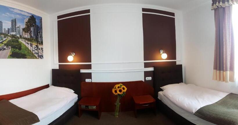 اتاق استاندارد سه نفره, Granada