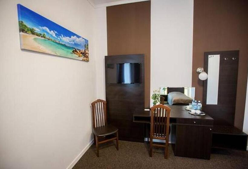 اتاق استاندارد سه نفره, Granada