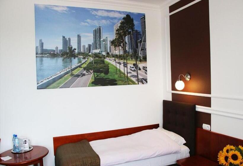 اتاق استاندارد سه نفره, Granada