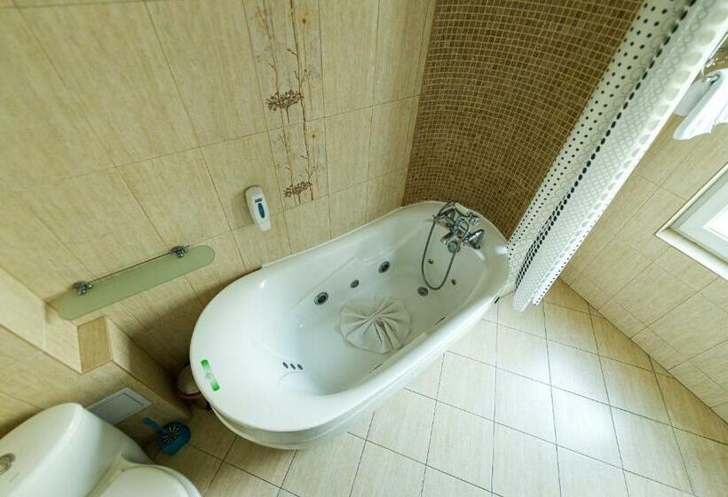 高级大房间, Helin Central